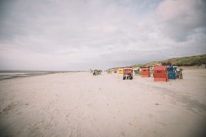 Wunderschoene-Strandkoerbe-auf-Langeoog